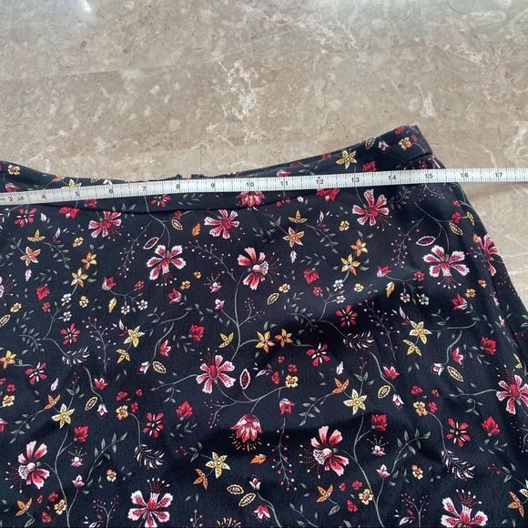 Reitmans women’s zip closure skirt size 4 black with floral print - Picture 4 of 9